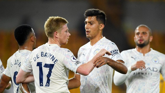 WOLVERHAMPTON, ENGLAND - SEPTEMBER 21: Kevin De Bruyne of Manchester City celebrates scoring his sides first goal from a penalty with Rodrigo during the Premier League match between Wolverhampton Wanderers and Manchester City at Molineux on September 21, 2020 in Wolverhampton, England. (Photo by Stu Forster/Getty Images)
