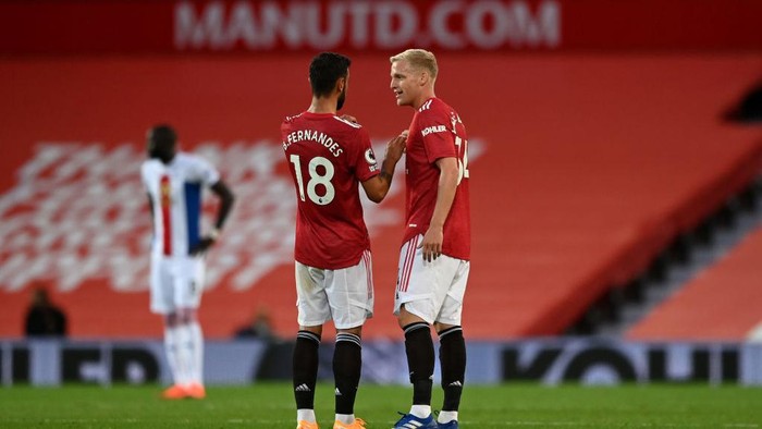 MANCHESTER, ENGLAND - SEPTEMBER 19: Donny Van De Beek of Manchester United speaks with Bruno Fernandes of Manchester United during the Premier League match between Manchester United and Crystal Palace at Old Trafford on September 19, 2020 in Manchester, England. (Photo by Shaun Botterill/Getty Images)