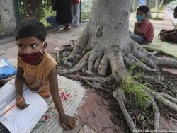 Mantan Diplomat India Buka Sekolah Gratis di Trotoar Selama Pandemi