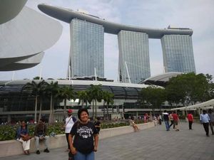 Marina Bay Sands Sengaja Dibuat Miring, Terinspirasi dari Tumpukan Kartu Marina Bay Sands Sengaja Dibuat Miring, Terinspirasi dari Tumpukan Kartu