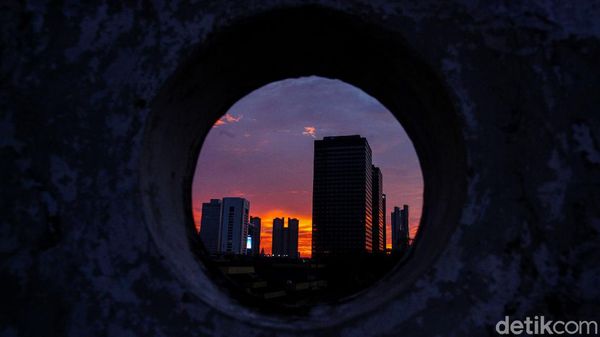 Menikmati Senja Ibu Kota di Musim Pancaroba