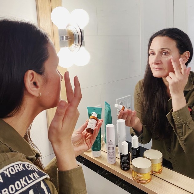 Karena itu, saat usia sudah memasuki usia 18 tahun mulailah menggunakan krim mata, gunakan serum diusia 25 tahun dan seterusnya.