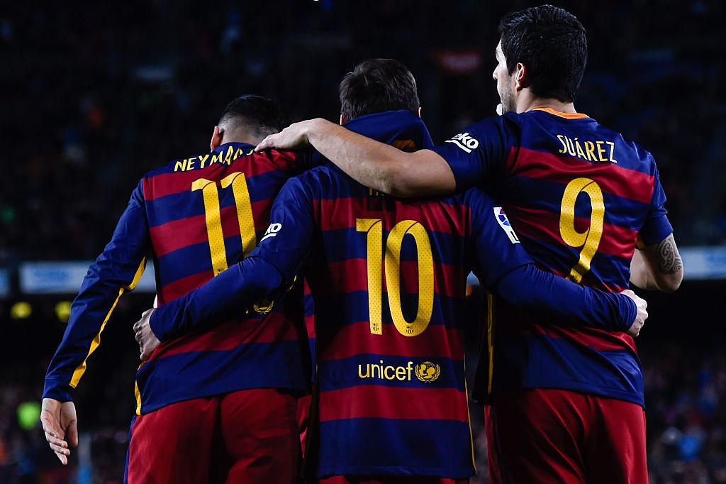 BARCELONA, SPAIN - DECEMBER 18:  Luis Suarez (C) of FC Barcelona celebrates with his team mates Lionel Messi (L) and Neymar Jr.after scoring his team's second goal during the La Liga match between FC Barcelona and RCD Espanyol at the Camp Nou stadium on December 18, 2016 in Barcelona, Spain.  (Photo by David Ramos/Getty Images)