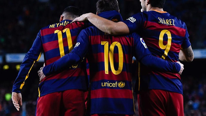 BARCELONA, SPAIN - DECEMBER 18:  Luis Suarez (C) of FC Barcelona celebrates with his team mates Lionel Messi (L) and Neymar Jr.after scoring his teams second goal during the La Liga match between FC Barcelona and RCD Espanyol at the Camp Nou stadium on December 18, 2016 in Barcelona, Spain.  (Photo by David Ramos/Getty Images)