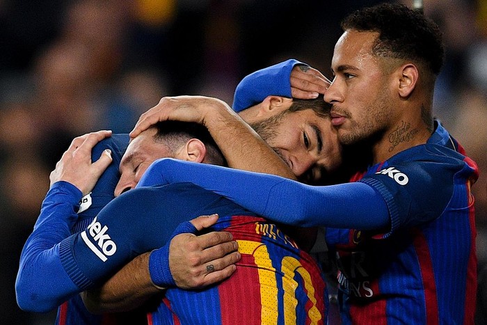 BARCELONA, SPAIN - DECEMBER 18:  Luis Suarez (C) of FC Barcelona celebrates with his team mates Lionel Messi (L) and Neymar Jr.after scoring his teams second goal during the La Liga match between FC Barcelona and RCD Espanyol at the Camp Nou stadium on December 18, 2016 in Barcelona, Spain.  (Photo by David Ramos/Getty Images)