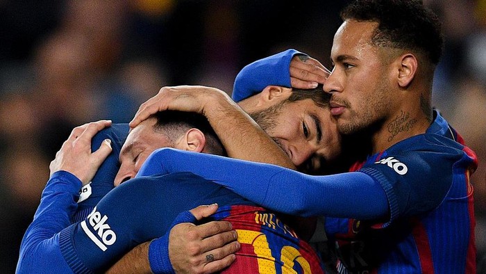 BARCELONA, SPAIN - DECEMBER 18:  Luis Suarez (C) of FC Barcelona celebrates with his team mates Lionel Messi (L) and Neymar Jr.after scoring his teams second goal during the La Liga match between FC Barcelona and RCD Espanyol at the Camp Nou stadium on December 18, 2016 in Barcelona, Spain.  (Photo by David Ramos/Getty Images)