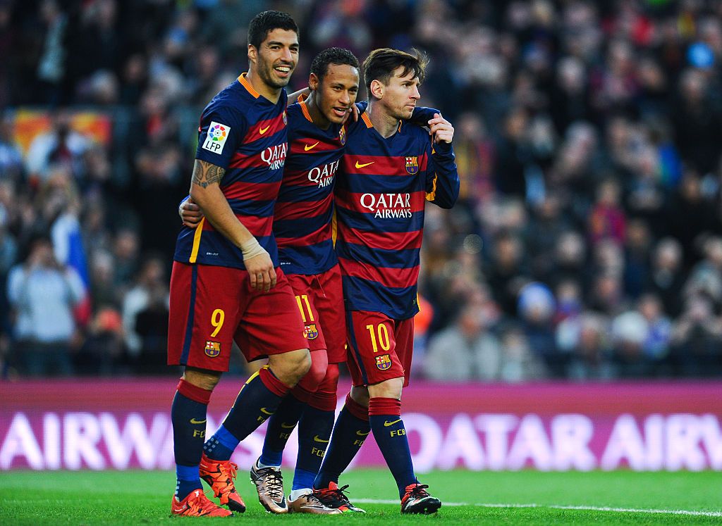 BARCELONA, SPAIN - DECEMBER 18:  Luis Suarez (C) of FC Barcelona celebrates with his team mates Lionel Messi (L) and Neymar Jr.after scoring his team's second goal during the La Liga match between FC Barcelona and RCD Espanyol at the Camp Nou stadium on December 18, 2016 in Barcelona, Spain.  (Photo by David Ramos/Getty Images)