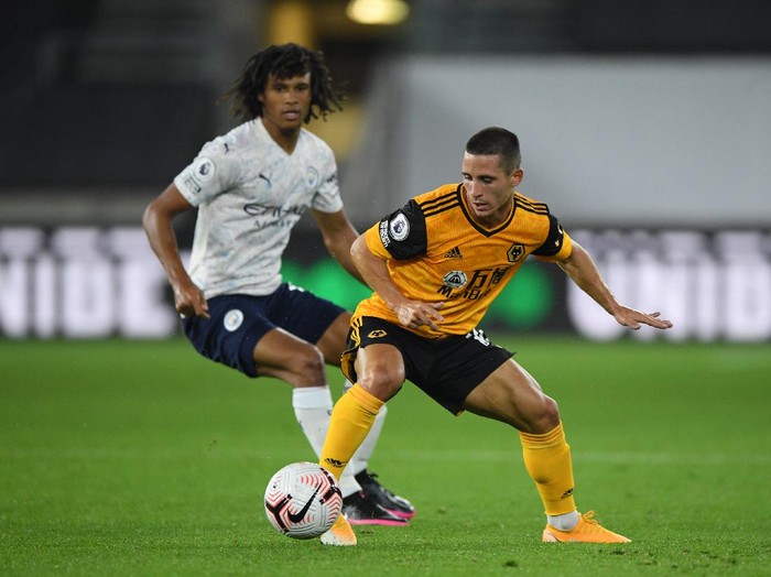 WOLVERHAMPTON, ENGLAND - SEPTEMBER 21: Daniel Podence of Wolverhampton Wanderers battles for possession with Nathan Ake of Manchester City during the Premier League match between Wolverhampton Wanderers and Manchester City at Molineux on September 21, 2020 in Wolverhampton, England. (Photo by Stu Forster/Getty Images)