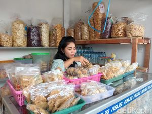 Ini Oca Mantan SPG yang Jualan Jajanan di Pasar Rakyat Kudus