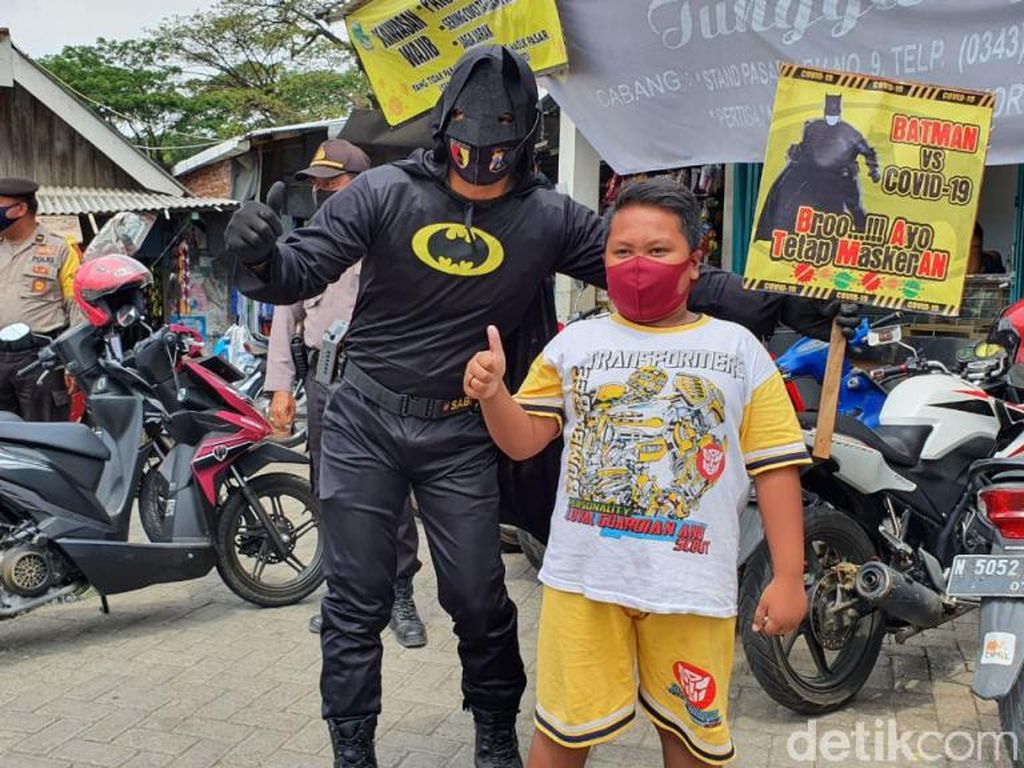 Awas! Ada Batman Siap Memburu Warga Tak Bermasker di Pasuruan Awas! Ada Batman Siap Memburu Warga Tak Bermasker di Pasuruan