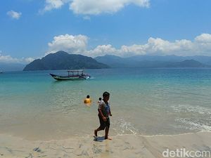 Pantai Mutiara Trenggalek yang Mulai Ramai Wisatawan