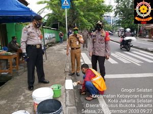 Pelanggar Protokol COVID di Kebayoran Lama Jaksel Dihukum Mengecat Jalan