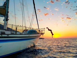 Lagi Pandemi, Keluarga Ini Jual Rumah dan Pergi Berlayar