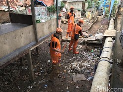 Antisipasi Banjir, Sudin SDA Jaktim Sedot Saluran Air di Kampung Pulo