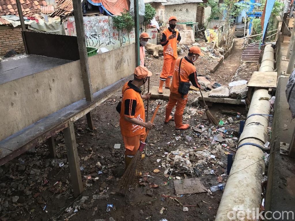 Antisipasi Banjir, Sudin SDA Jaktim Sedot Saluran Air di Kampung Pulo Antisipasi Banjir, Sudin SDA Jaktim Sedot Saluran Air di Kampung Pulo
