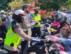 Warga Tuban yang Patuh Protokol Kesehatan Dapat Masker dan Beras