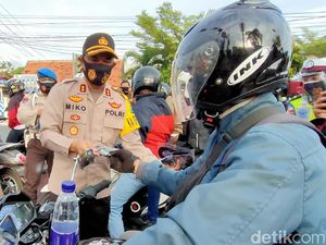 Tekan Angka Penyebaran COVID-19, Polisi Kota Kediri Bagi 2 Juta Masker