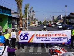 Demi Warga Patuh Protokol Kesehatan, Ribuan Masker Dibagikan di Gresik