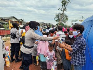Polisi Beri Bansos-Trauma Healing ke Korban Kebakaran di Kali Baru Jakut