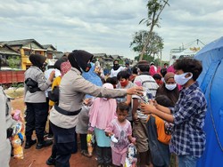 Polisi Beri Bansos-Trauma Healing ke Korban Kebakaran di Kali Baru Jakut