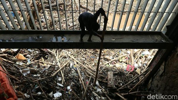Gegara Banjir Kiriman, Sampah Menumpuk di Pintu Air Manggarai