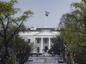 Polisi Geledah Rumah Terkait Surat Beracun ke Donald Trump Polisi Geledah Rumah Terkait Surat Beracun ke Donald Trump