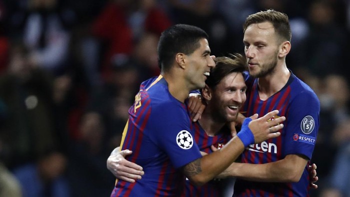 LONDON, ENGLAND - OCTOBER 03:  Lionel Messi of Barcelona celebrates after scoring his teams third goal with teammates Luis Suarez and Ivan Rakitic during the Group B match of the UEFA Champions League between Tottenham Hotspur and FC Barcelona at Wembley Stadium on October 3, 2018 in London, United Kingdom.  (Photo by Julian Finney/Getty Images)