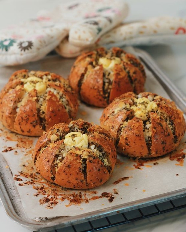 Roti/pinterest.com/thezonghan Karena setiap hari harus menulis makanan apa yang telah di makan, ia tidak menulis roti namun kubis.