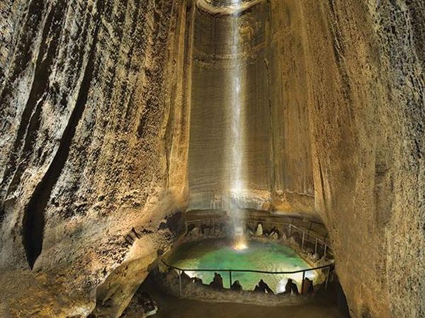 Potret Air Terjun Bawah Tanah Warna-warni di AS