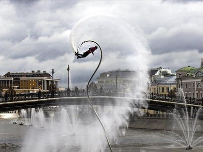 Aksi Keren Peselancar di Festival Surfing Rusia