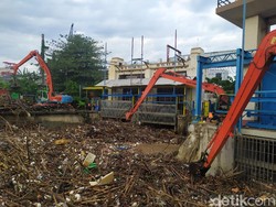 Pemprov DKI Angkut 33 Truk Sampah dari Pintu Air Manggarai