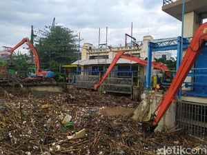 Sampah Sebanyak 60 Truk Diangkut dari Pintu Air Manggarai Sampah Sebanyak 60 Truk Diangkut dari Pintu Air Manggarai