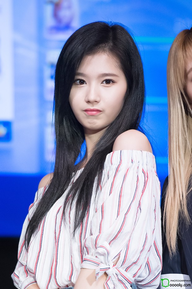 Sana dengan Warna Rambut Hitam Natural/ Foto: Koreaboo