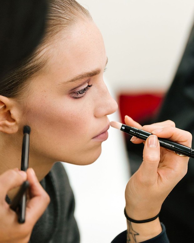 Langkah terakhir ini dilakukan untuk memberikan detail wajah kamu, yaitu menambahkan highligter powder disekitar area wajah. Seperti sudut dalam mata, tulang alis dan bagian atas bibir.