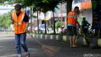 Terjaring Razia Masker di Blok M, Dua Pemuda Dihukum Sapu Jalan