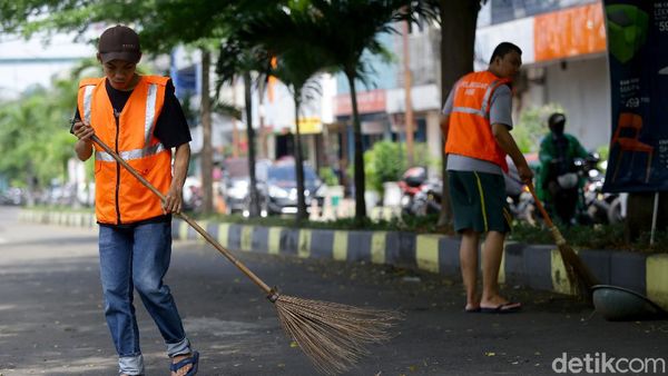 Terjaring Razia Masker di Blok M, Dua Pemuda Dihukum Sapu Jalan