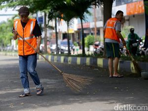 Terjaring Razia Masker di Blok M, Dua Pemuda Dihukum Sapu Jalan