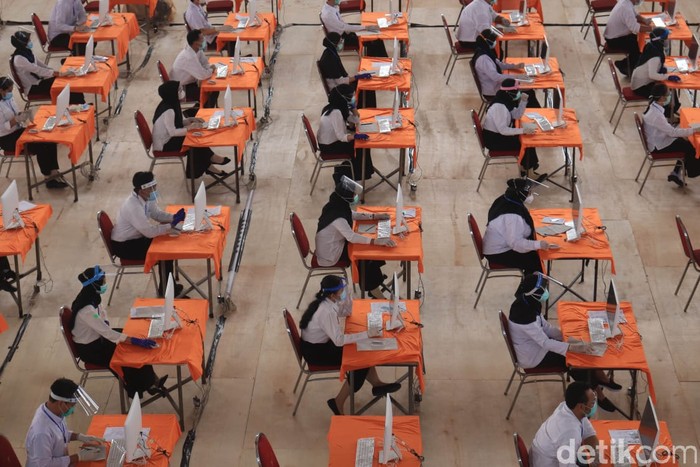 Tes CPNS di Surabaya Badan Kepegawaian dan Diklat (BKD) Surabaya menggelar Seleksi Kompetensi Bidang (SKB) CPNS Tahun Anggaran 2019. Puluhan peserta yang reaktif mengikuti ujian di bilik khusus.