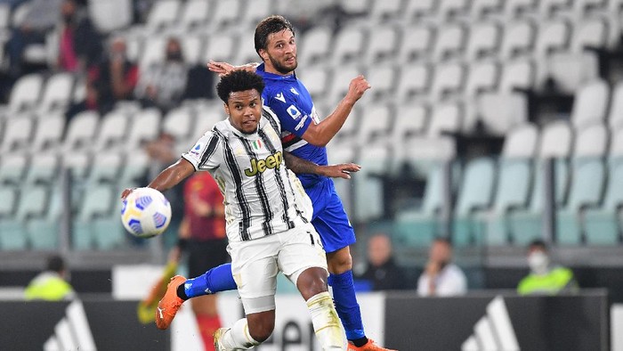 TURIN, ITALY - SEPTEMBER 20:  Weston Mckennie (L) of Juventus is challenged by Bartosz Bereszynski of UC Sampdoria during the Serie A match between Juventus and UC Sampdoria at Allianz Stadium on September 20, 2020 in Turin, Italy.  Photo by Valerio Pennicino/Getty Images)