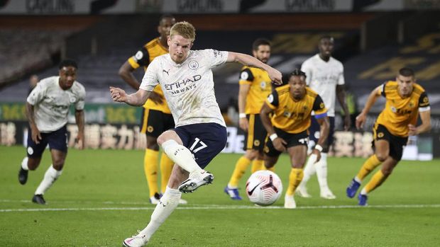 Manchester City's Kevin De Bruyne scores his team's first goal from the penalty spot during the English Premier League soccer match between Wolverhampton Wanderers and Manchester City at Molineux Stadium in Wolverhampton, England, Monday, Sept. 21, 2020. (Nick Potts/Pool via AP)
