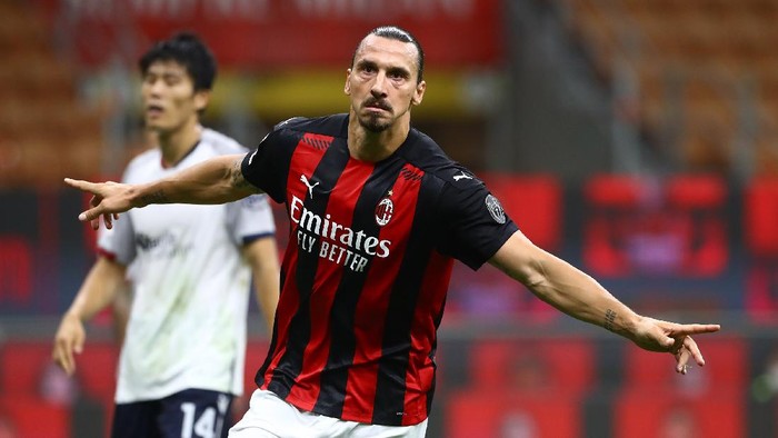 MILAN, ITALY - SEPTEMBER 21:  Zlatan Ibrahimovic of AC Milan celebrates after scoring the opening goal during the Serie A match between AC Milan and Bologna FC at Stadio Giuseppe Meazza on September 21, 2020 in Milan, Italy.  (Photo by Marco Luzzani/Getty Images)