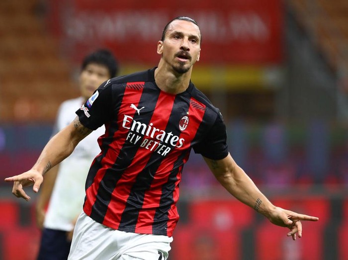 MILAN, ITALY - SEPTEMBER 21:  Zlatan Ibrahimovic of AC Milan celebrates after scoring the opening goal during the Serie A match between AC Milan and Bologna FC at Stadio Giuseppe Meazza on September 21, 2020 in Milan, Italy.  (Photo by Marco Luzzani/Getty Images)