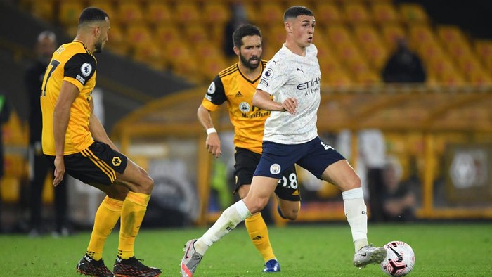 WOLVERHAMPTON, ENGLAND - SEPTEMBER 21: Phil Foden of Manchester City in action during the Premier League match between Wolverhampton Wanderers and Manchester City at Molineux on September 21, 2020 in Wolverhampton, England. (Photo by Stu Forster/Getty Images)