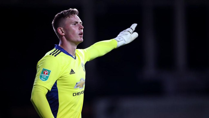 LUTON, ENGLAND - SEPTEMBER 22: Dean Henderson of Manchester United reacts during the Carabao Cup Third Round match between Luton Town and Manchester United at Kenilworth Road on September 22, 2020 in Luton, England. Sporting Stadiums around Europe remain empty due to the Coronavirus Pandemic as Government social distancing laws prohibit fans inside venues resulting in games being played behind closed doors (Photo by Nick Potts - Pool/Getty Images)