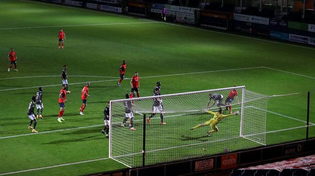 LUTON, INGGRIS - 22 SEPTEMBER: Dekan Henderson Manchester United mencatatkan tembakan selama pertandingan Putaran Ketiga Piala Carabao antara Luton Town dan Manchester United di Kenilworth Road pada 22 September 2020 di Luton, Inggris.  Stadion olahraga di Eropa tetap kosong karena pandemi virus korona, karena undang-undang jarak sosial pemerintah melarang penggemar di dalam tempat, yang mengakibatkan pertandingan secara tertutup (Foto oleh Catherine Ivill / Getty Images)