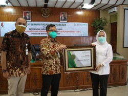 98,76% Warga Bojonegoro Terintegrasi JKN, Pemkab Terima Piagam UHC