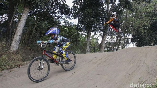 Aksi Pebalap Cilik Berlatih Sepeda BMX di Yogyakarta