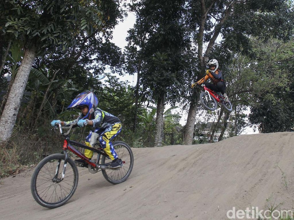 Aksi Pebalap Cilik Berlatih Sepeda BMX di Yogyakarta Aksi Pebalap Cilik Berlatih Sepeda BMX di Yogyakarta