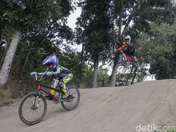 Aksi Pebalap Cilik Berlatih Sepeda BMX di Yogyakarta