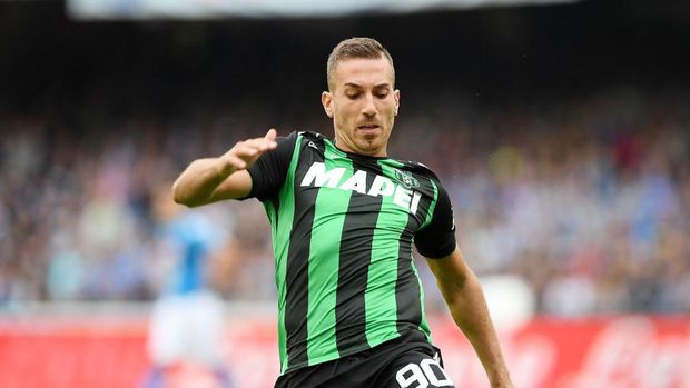 NAPLES, ITALY - OCTOBER 29:  Antonino Ragusa of US Sassuolo in action during the Serie A match between SSC Napoli and US Sassuolo at Stadio San Paolo on October 29, 2017 in Naples, Italy.  (Photo by Francesco Pecoraro/Getty Images)